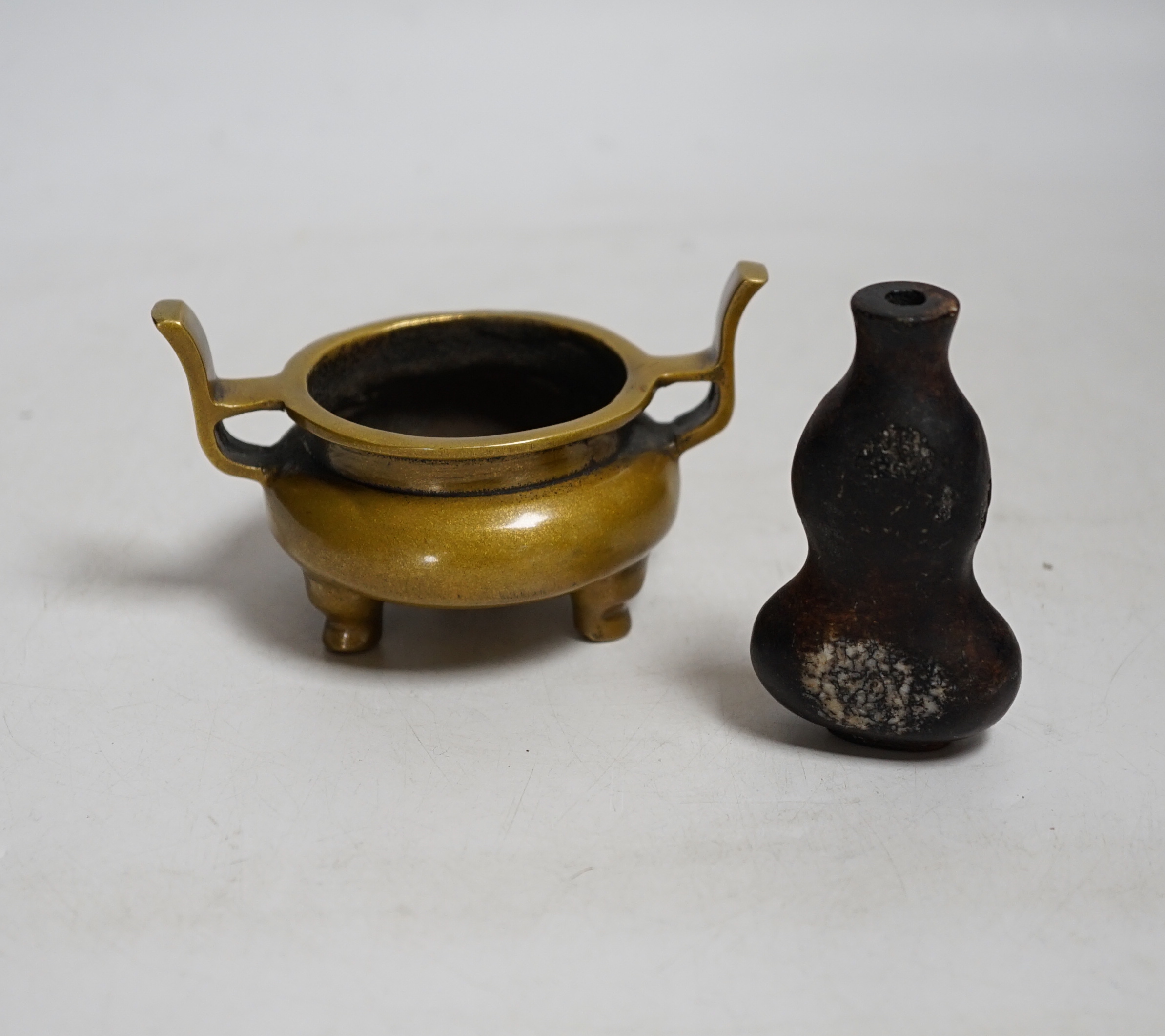 A Chinese bronze censer and a hardstone snuff bottle, 7.5cm